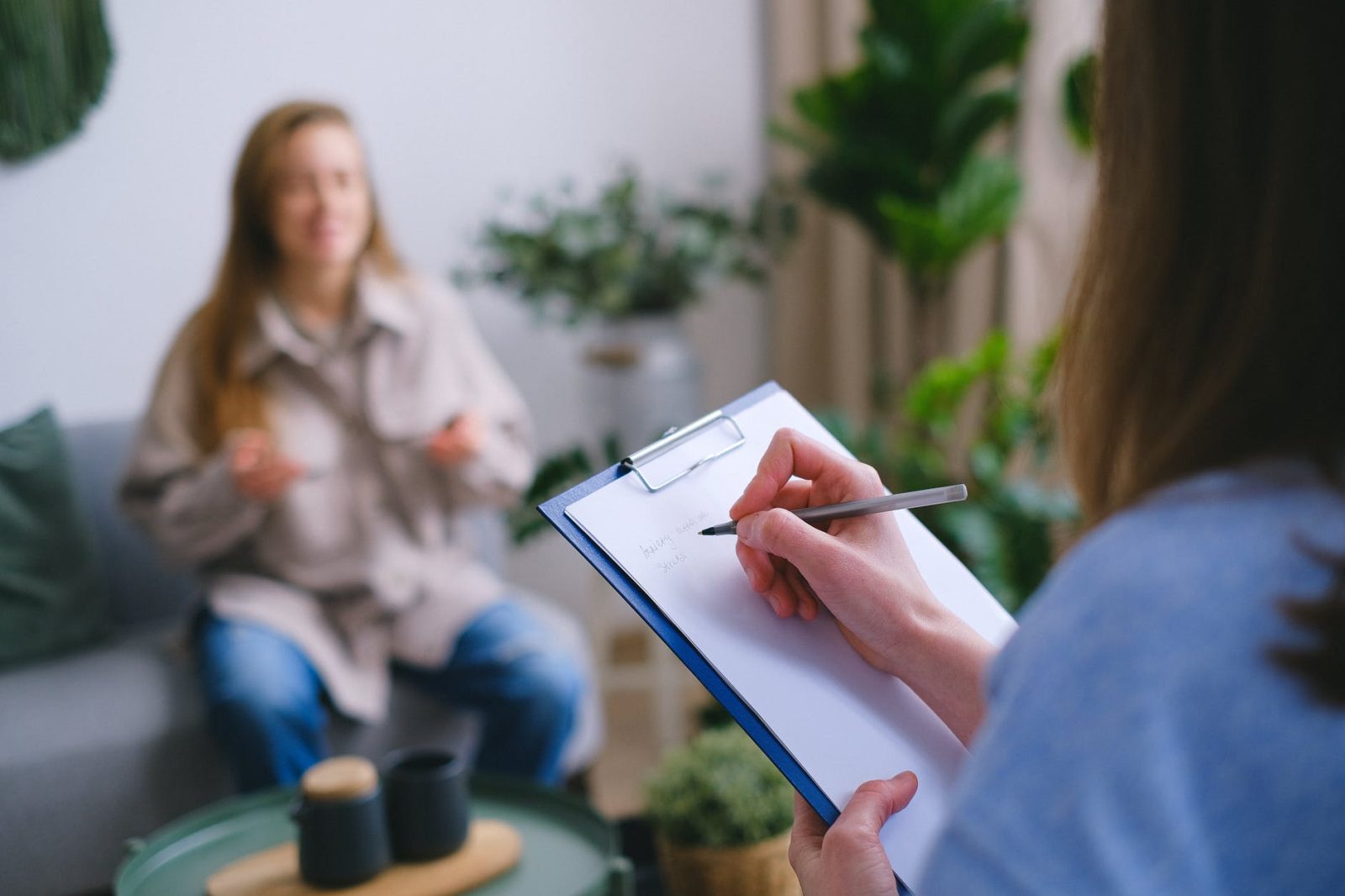 crop psychologist taking notes during appointment
обратиться к психологу